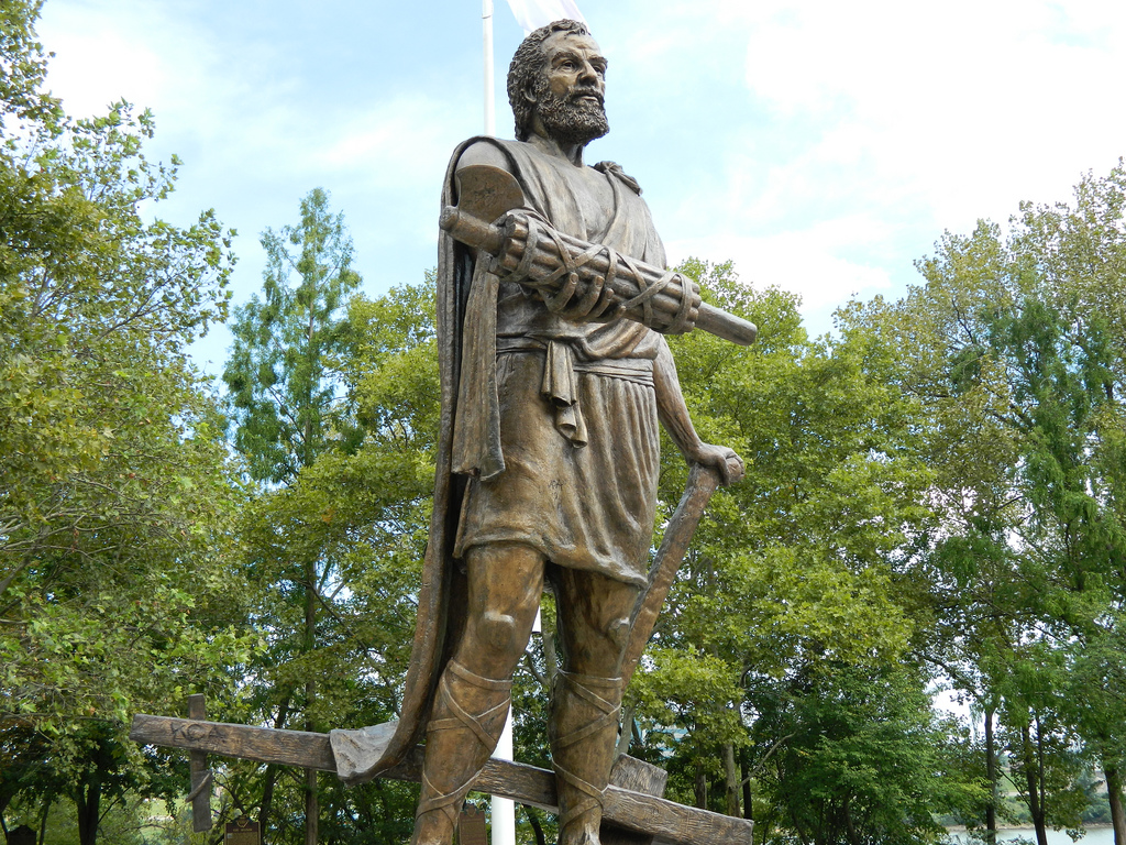 Why the Statue of Lucius Quinctius Cincinnatus carries a&nbsp;Fasces?
